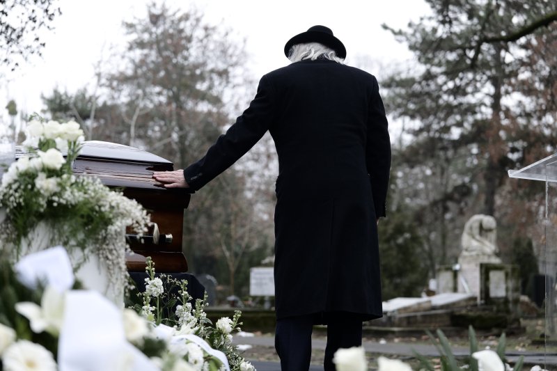 &Iacute;gy b&uacute;cs&uacute;ztatt&aacute;k Tarr B&eacute;l&aacute;t: k&eacute;peken a temet&eacute;s