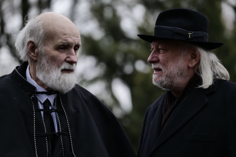 &Iacute;gy b&uacute;cs&uacute;ztatt&aacute;k Tarr B&eacute;l&aacute;t: k&eacute;peken a temet&eacute;s