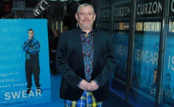 „Ilyenkor azt kívánod, bárcsak elnyelne a föld” – ki az a Tourette-aktivista, akit a királynő is kitüntetett, most meg miatta áll a bál a BAFTA körül?