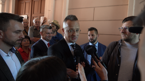 Kamu, cs&uacute;sztat&aacute;s, kamp&aacute;nyelem &ndash; fideszesek a g&ouml;di Samsung-&uuml;gyről