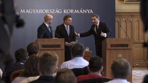 Kamu, cs&uacute;sztat&aacute;s, kamp&aacute;nyelem &ndash; fideszesek a g&ouml;di Samsung-&uuml;gyről