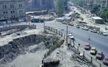 Kínos feliratot megörökítő kép került elő a Nyugati pályaudvar előtti metróépítésről