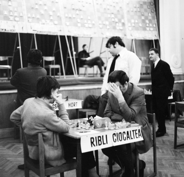 Magyar zsenik &eacute;s hobbisakkoz&oacute;k fekete-feh&eacute;rben