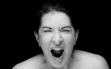 Marina Abramovic Bécsben: Mi értelme átfurakodni két meztelen ember között, hogy egy önveszélyes nő telekiabálhassa a fejünket?