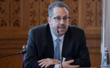 Megtévesztő kampány miatt eltiltották Vajda Zoltánt a plakátjai és szórólapjai használatától