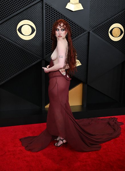 Mellbimb&oacute;piercing &eacute;s &aacute;ttetsző ruha: Chappell Roan volt a legvadabban &ouml;lt&ouml;z&ouml;tt celeb a Grammy-g&aacute;l&aacute;n