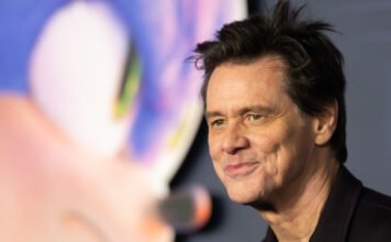 Micsoda stílus! Felismerhetetlen lett Jim Carrey: a 64 éves sztár új frizurával hódít