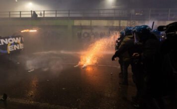 Milánóban az olimpia ellen tüntettek, a rendőrség könnygázt és vízágyút is bevetett