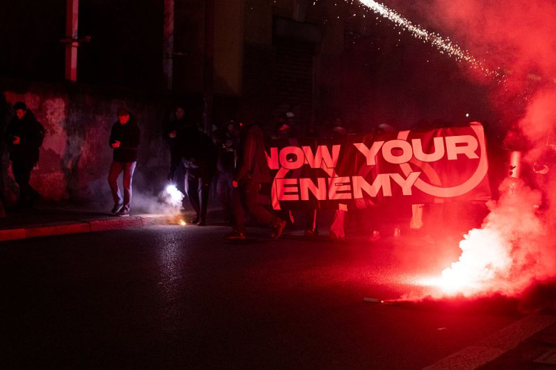 Mil&aacute;n&oacute;ban az olimpia ellen t&uuml;ntettek, a rendőrs&eacute;g k&ouml;nnyg&aacute;zt &eacute;s v&iacute;z&aacute;gy&uacute;t is bevetett