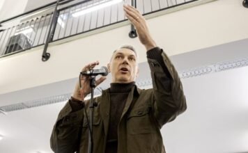 „Mire költi Orbán a fizetését? Gyógyszerre?!” – így kérdezték fel Lázárt, aki erre elmesélte, hogy taposott ki belőle Varga Judit hárommilliós fizetést Magyar Péternek