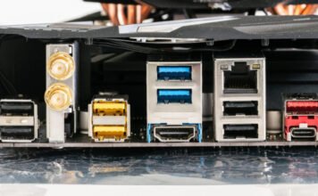 Mit jelent, ha egy USB-port más színű, mint a többi?