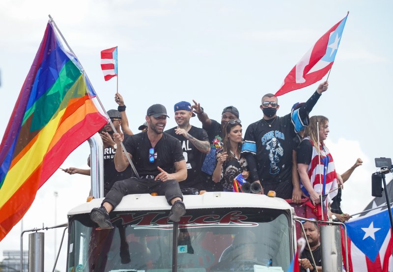 Mit kell tudni Bad Bunnyr&oacute;l? Bemutatjuk a 2026-os Super Bowl szt&aacute;rfell&eacute;pőj&eacute;t