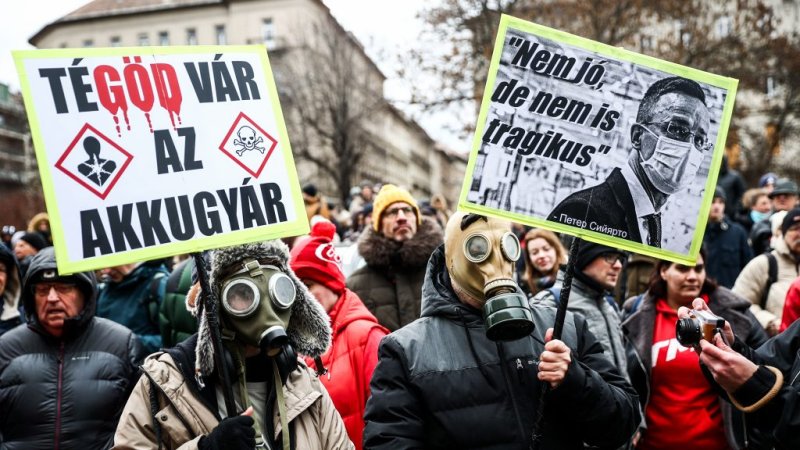 "Nem csak G&ouml;dről van sz&oacute;" - a k&uuml;l&uuml;gyminiszt&eacute;riumn&aacute;l t&uuml;ntetnek civilek az akkugy&aacute;rak ellen