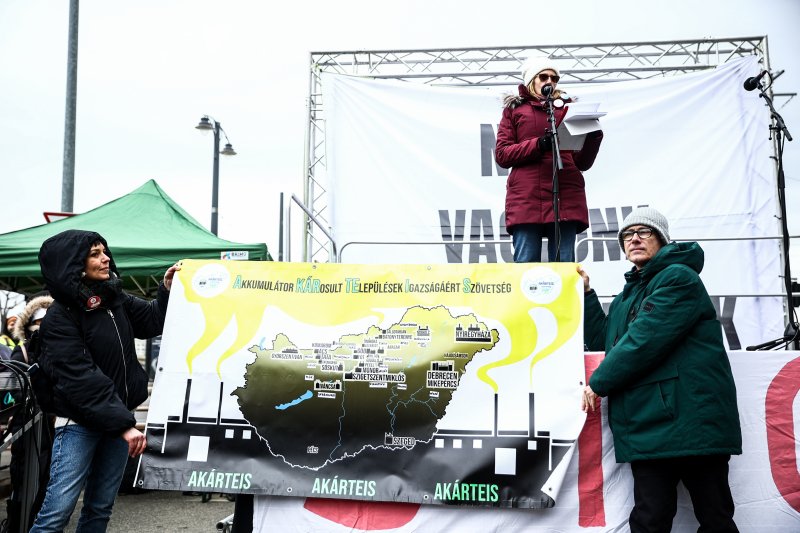 "Nem csak G&ouml;dről van sz&oacute;" - a k&uuml;l&uuml;gyminiszt&eacute;riumn&aacute;l t&uuml;ntetnek civilek az akkugy&aacute;rak ellen