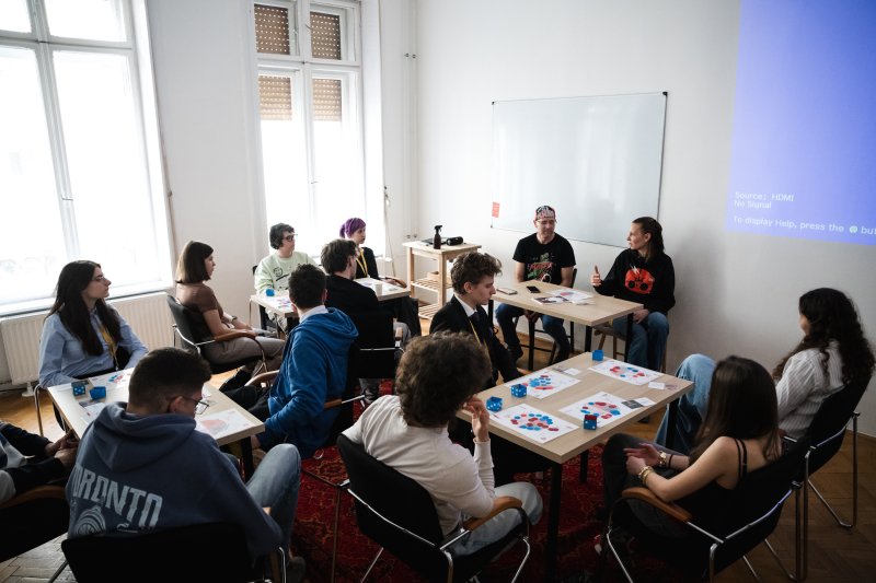 "Nem k&ouml;z&ouml;ny&ouml;s gener&aacute;ci&oacute;: a Z-k &eacute;s az Alf&aacute;k igenis tenni akarnak a k&ouml;z&ouml;ss&eacute;g&uuml;k&eacute;rt"