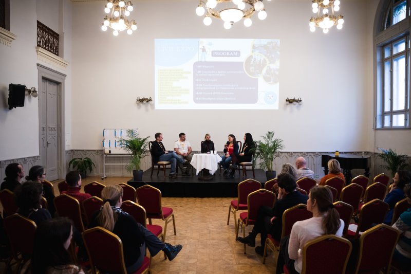 "Nem k&ouml;z&ouml;ny&ouml;s gener&aacute;ci&oacute;: a Z-k &eacute;s az Alf&aacute;k igenis tenni akarnak a k&ouml;z&ouml;ss&eacute;g&uuml;k&eacute;rt"