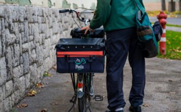 Nem várt bejelentést tett a kormány a 13. és 14. havi nyugdíj postai kézbesítéséről