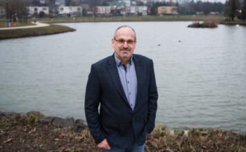 „Nix ugribugi” – Ajkai Tisza-jelölt: Orbán egyszer már beharangozta a győzelmet a körzetben, vereség lett belőle