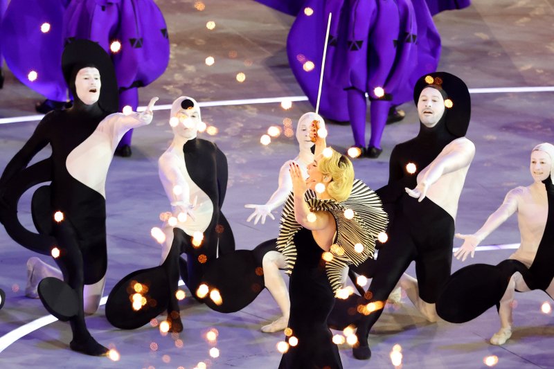 Opera, neoklasszicizmus és Mariah Carey nyitotta meg a téli olimpiát