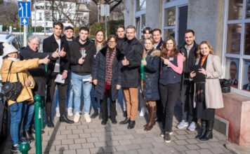 Orbán Viktor felesége is kampányol Magyar Péter körzetében