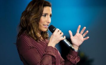 Rubint Réka új videójában párhuzamot vont a trágár netes kommentek és a háború között