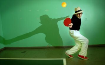 Saját magára fogadott, aranyat csempészett, közben mellesleg mindenkit elvert pingpongban – ő a Marty Supreme valós főhőse