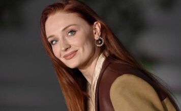 Sophie Turner új szintre emelte a pucérruha fogalmát