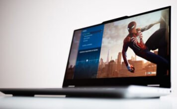 Tech: Miért lassabb egy laptop akkumulátorról, mint töltőre dugva?