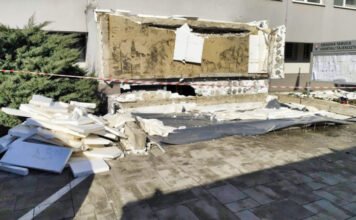 Tragikus baleset Révkomáromban: beomlott a járási hivatal bejárata, egy ember meghalt