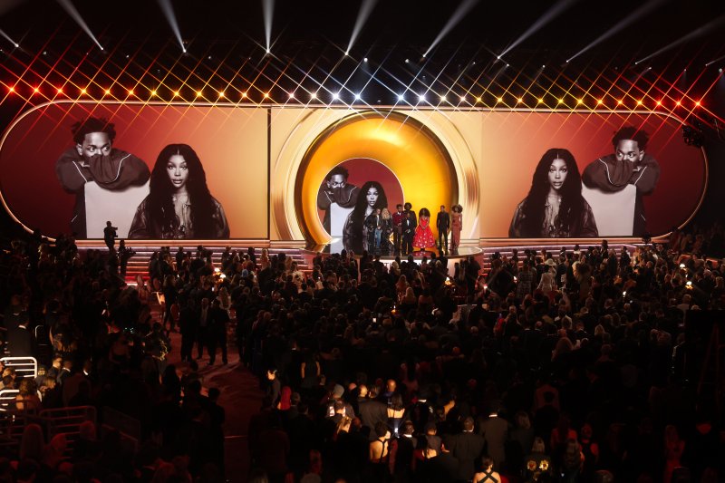 Trumpot felbosszantotta a Grammy, perrel fenyegeti a vele &eacute;s Epsteinnel viccelődő műsorvezetőt