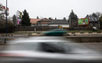 Tucatnyi család vesztheti el az otthonát a reptéri vasút miatt