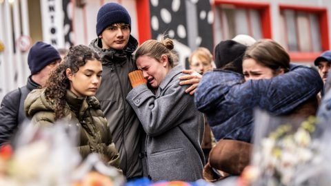 Tűz volt a sv&aacute;jci diszk&oacute;tűz &aacute;ldozatainak emelt eml&eacute;khelyen