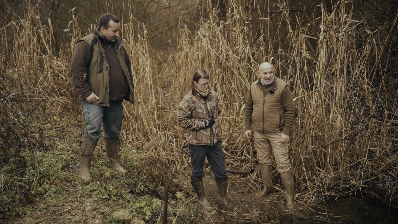 Vizet fakaszt a kiszáradó erdőkben egy nográdi vadász