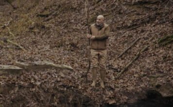 Vizet fakaszt a kiszáradó erdőkben egy nográdi vadász