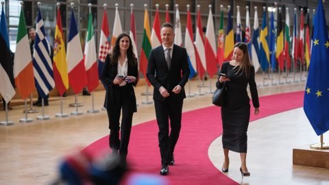 Von der Leyen megk&eacute;rte Zelenszkijt, hogy gyors&iacute;ts&aacute;k a Bar&aacute;ts&aacute;g vezet&eacute;k jav&iacute;t&aacute;s&aacute;t