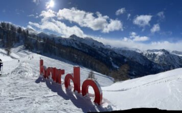 A hidegháború árnyékában született: hetven éve a hegyekben találkozik a világ sajtója