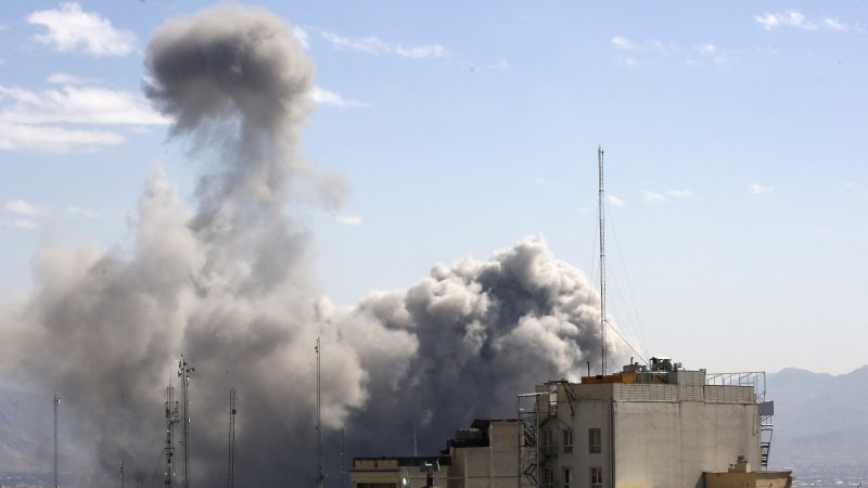 A hidegháború árnyékában született: hetven éve a hegyekben találkozik a világ sajtója