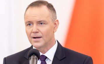 A lengyel elnök megvétózta a 44 milliárd eurós fegyverkezési hitelt, a kormányfő szégyennek nevezte