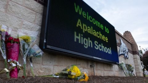 A "Mikul&aacute;st&oacute;l" kapta első fegyver&eacute;t az iskolai m&eacute;sz&aacute;ros