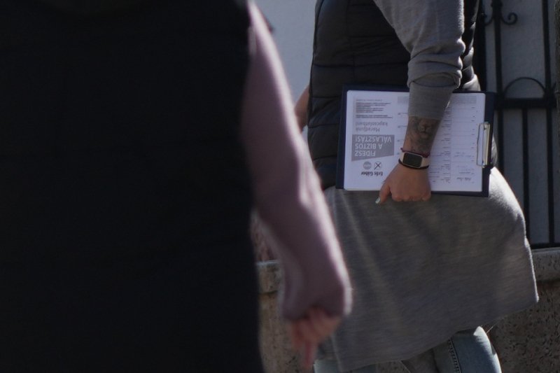 Állami alkalmazottak munkaidőben gyűjtötték az aláírásokat a fideszes Erős Gábornak