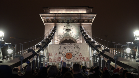 "Arr&oacute;l nem hallottam, hogy Magyar P&eacute;ter is el&iacute;t&eacute;lte" &ndash; Ukrajna ellen demonstr&aacute;ltak a nagyk&ouml;vets&eacute;g előtt