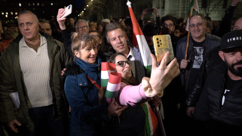 "Arr&oacute;l nem hallottam, hogy Magyar P&eacute;ter is el&iacute;t&eacute;lte" &ndash; Ukrajna ellen demonstr&aacute;ltak a nagyk&ouml;vets&eacute;g előtt