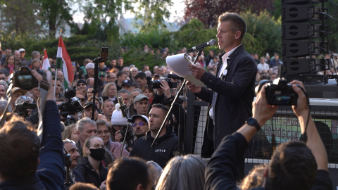 "Arr&oacute;l nem hallottam, hogy Magyar P&eacute;ter is el&iacute;t&eacute;lte" &ndash; Ukrajna ellen demonstr&aacute;ltak a nagyk&ouml;vets&eacute;g előtt