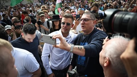 "Arr&oacute;l nem hallottam, hogy Magyar P&eacute;ter is el&iacute;t&eacute;lte" &ndash; Ukrajna ellen demonstr&aacute;ltak a nagyk&ouml;vets&eacute;g előtt