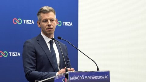 "Arr&oacute;l nem hallottam, hogy Magyar P&eacute;ter is el&iacute;t&eacute;lte" &ndash; Ukrajna ellen demonstr&aacute;ltak a nagyk&ouml;vets&eacute;g előtt