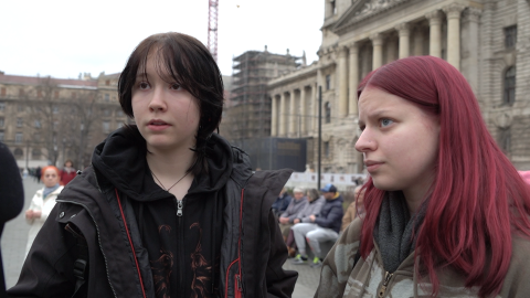 "Arr&oacute;l nem hallottam, hogy Magyar P&eacute;ter is el&iacute;t&eacute;lte" &ndash; Ukrajna ellen demonstr&aacute;ltak a nagyk&ouml;vets&eacute;g előtt