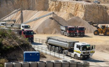 Az Orbán család bányájából hordják a követ az M1-es autópálya bővítéséhez