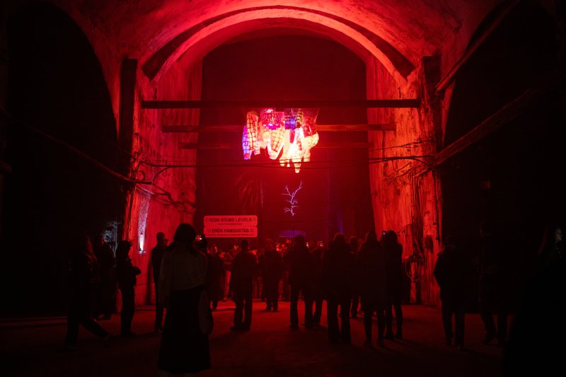 Barlangműv&eacute;szet &eacute;s fut&oacute;diszk&oacute; kelti &uacute;j &eacute;letre a kőb&aacute;nyai pincerendszert