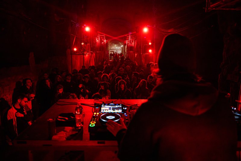 Barlangműv&eacute;szet &eacute;s fut&oacute;diszk&oacute; kelti &uacute;j &eacute;letre a kőb&aacute;nyai pincerendszert