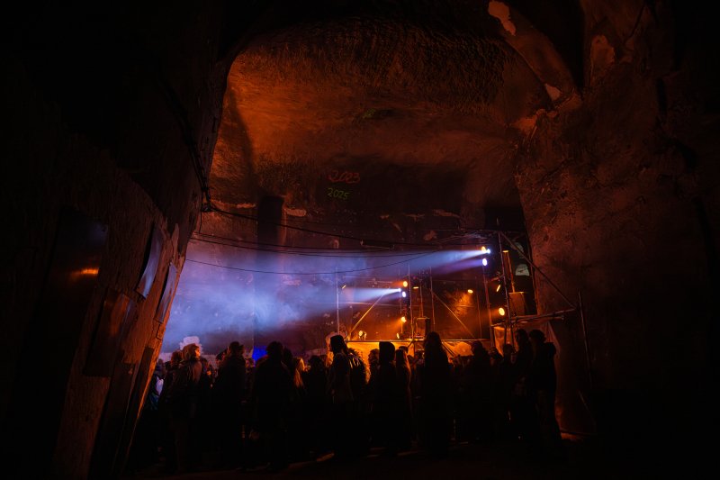 Barlangműv&eacute;szet &eacute;s fut&oacute;diszk&oacute; kelti &uacute;j &eacute;letre a kőb&aacute;nyai pincerendszert